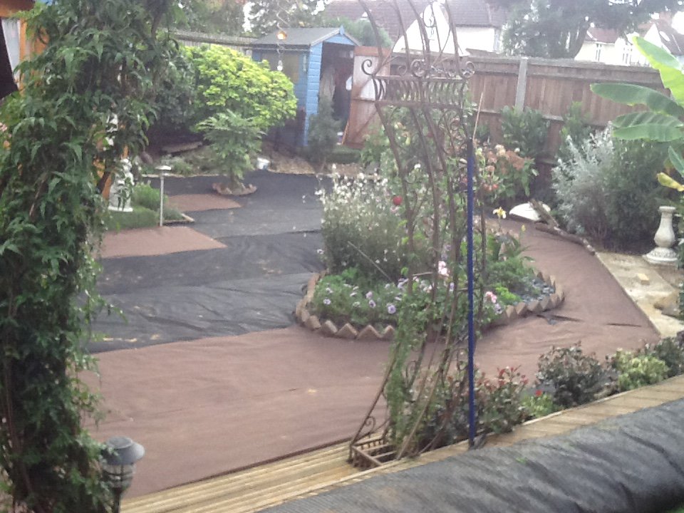 AytonRen's tweet photo. An Artificial lawn in Ashford, Surrey https://t.co/jlGqWmUkyP