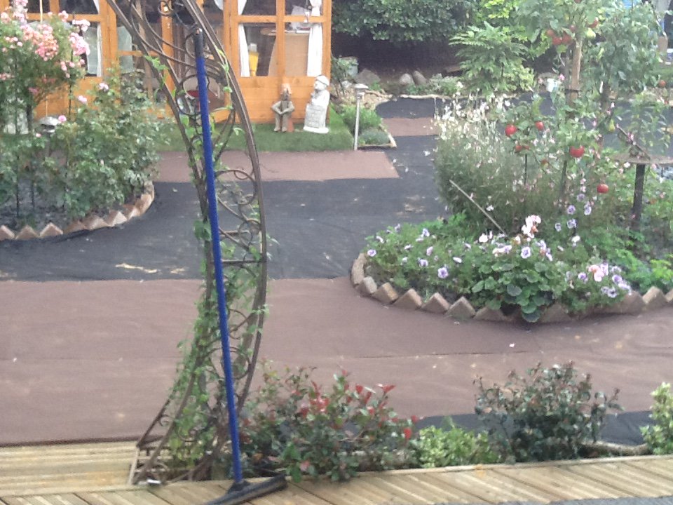 AytonRen's tweet photo. An Artificial lawn in Ashford, Surrey https://t.co/jlGqWmUkyP