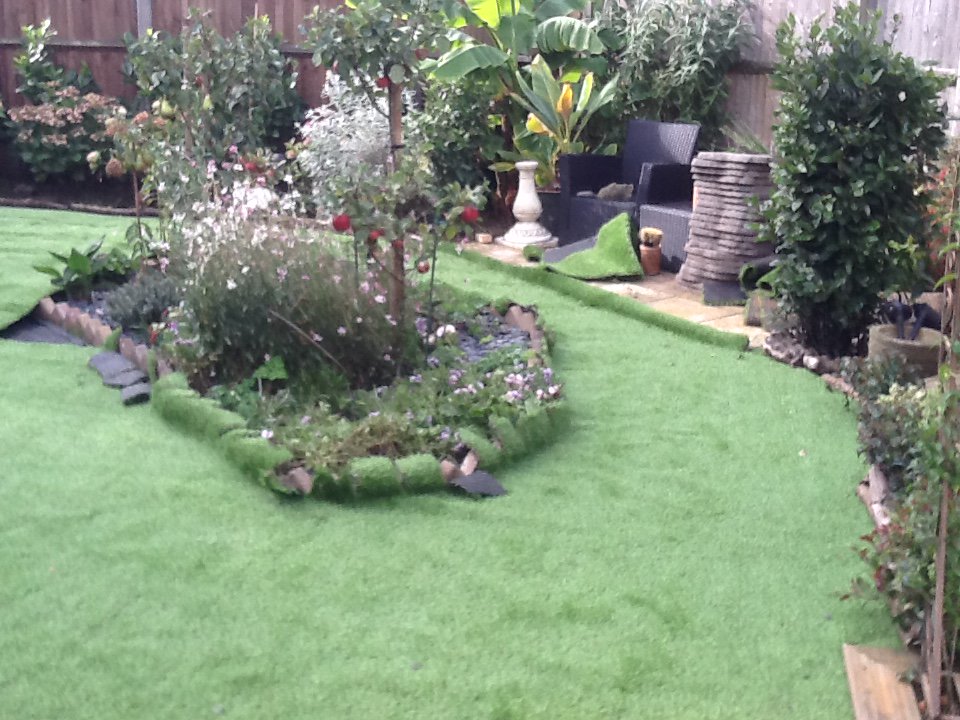 AytonRen's tweet photo. An Artificial lawn in Ashford, Surrey https://t.co/jlGqWmUkyP