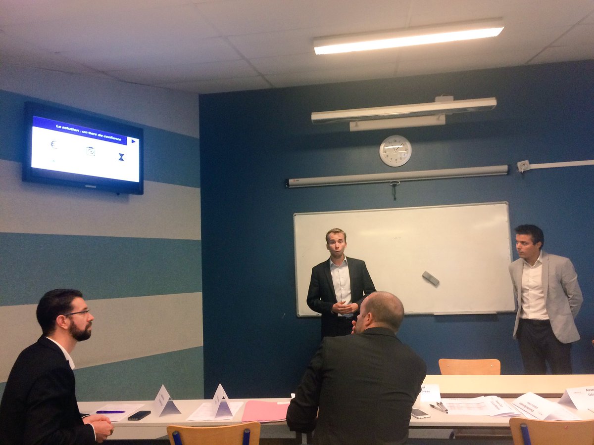 lyon_startup's tweet photo. Pitch de @3interface la plateforme de mise en relation entre #entreprises et consultant indépendant w/ @MarcRend @JulienKaci https://t.co/M1526d9pLq