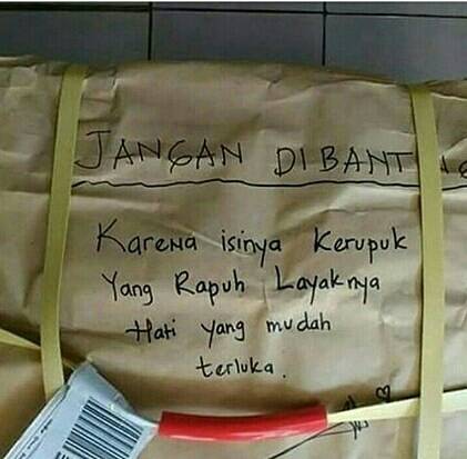 Bikin Ngakak Baca 8 Tulisan Paket Jangan Dibanting ini 