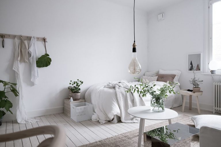 fitzjonespr's tweet photo. The delicate mix of white and natural tones is perfect for a calm bedroom. 

Styling: Emma Fischer; Photography: Alen Cordic https://t.co/uxI5bdLdSO