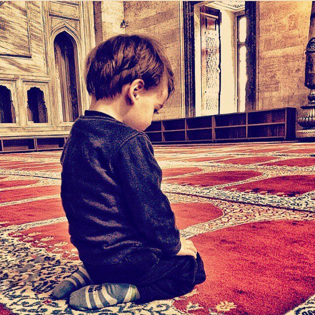 Hayırlı evlatlar yetiştirebilmek ümidiyle… Hayırlı cumalar. #annetavsiyesi #çocuk #Cuma #hayırlıcumalar #namaz #child  #friday #prayer