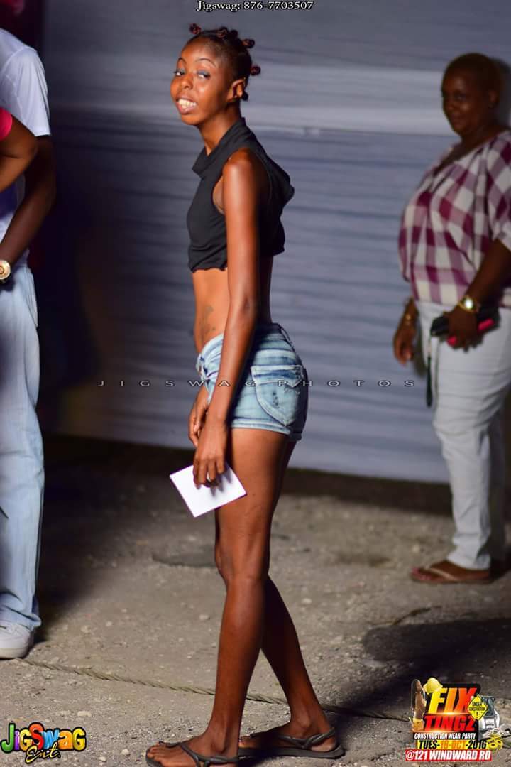 FatMack683's tweet photo. Wtf found Kodak Black sister...LMAO a walking bed bug 😂😂😂💩😷 https://t.co/2nwh3V1hEd