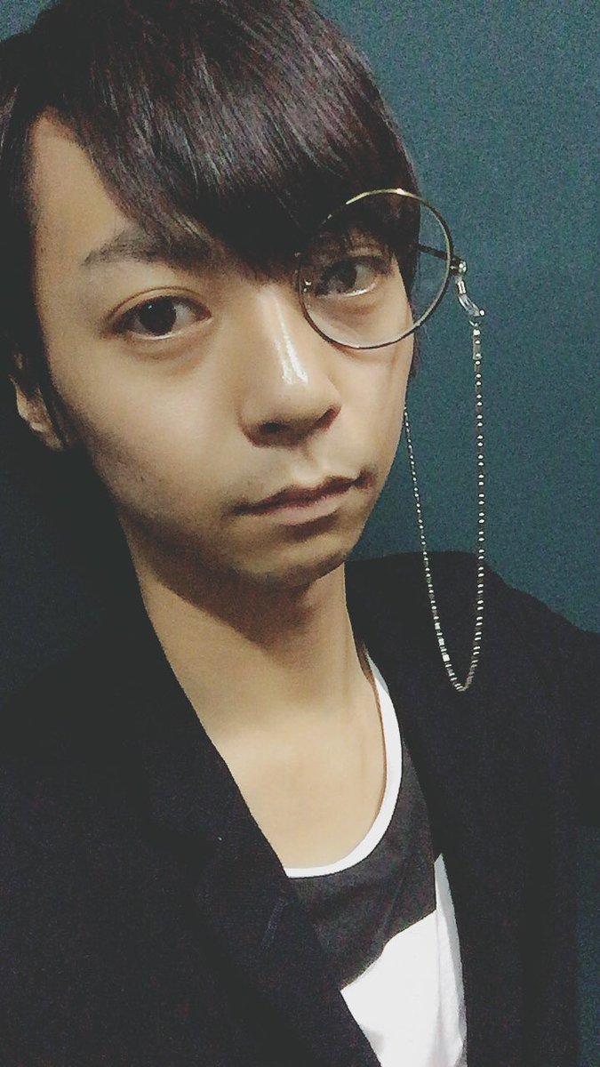 寺﨑 大生獅 Twitterissa 泊さんから誕生日プレゼントに 愛用だった 丸メガネをプチんと切ってもらってシャラシャラを着けてもらいまして 片眼鏡として生まれ変わったこの子 新人公演 Lupin で使用する為に作ってもらったのですが 終演後からも何気に