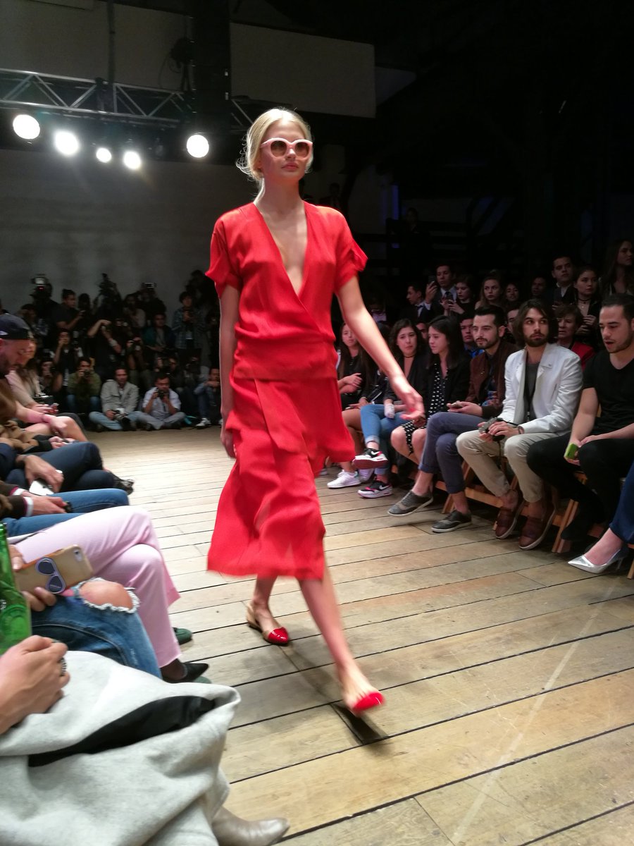 blogitmexico's tweet photo. Enamorada de lo que vi hoy en #MBFWMx con @Grimau_mx ¡Quiero todo! Cobertura con @ML_Mexico #TuEstasDeModa #MercadoLibre #SoyFanMercadoLibre https://t.co/L31qiM2pte