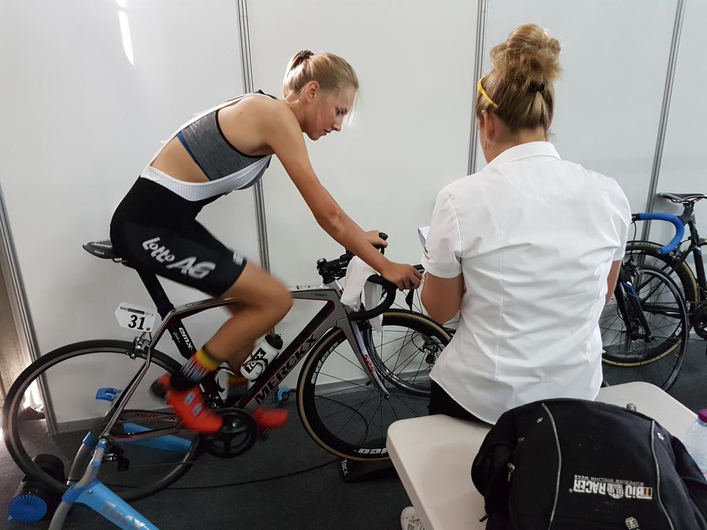 Preps for the women's junior race: Febe Schokkaert getting some last minute advice #belgiancycling #ucidoha216