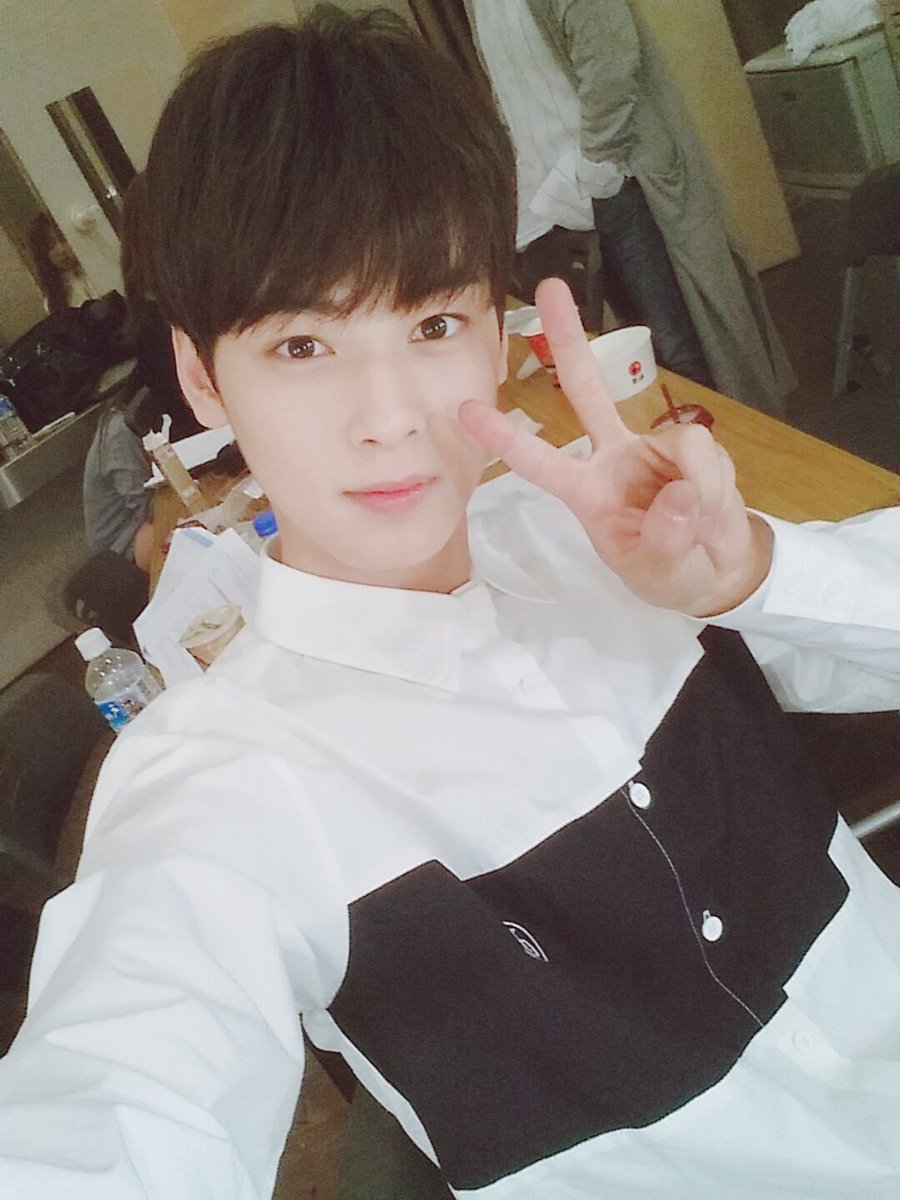 offclASTRO's tweet photo. 해�� 첫 쇼케이스 30분전!! 심장이 두근세근 헤헿 #아스트로 #아로하 #inJAPAN https://t.co/p9Nq7D8nlP
