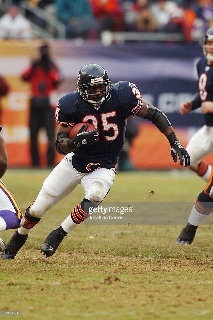 ChiBearsFanatic's tweet photo. "A-Train" Anthony Thomas Rushed For 2928 yards &amp; 19 TDs in 3 seasons for the #Bears &amp; was The 2001 Offensive Rookie of the Year https://t.co/SQdRQTTqkT
