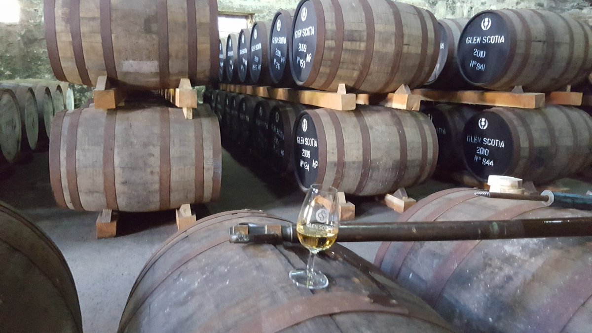 fr1day's tweet image. Fantastic Thurs morning at Glen Scotia with Iain McAlister. Great distiller and a really good guy! The whisky is 👌👍 #PrivateBarrelCo