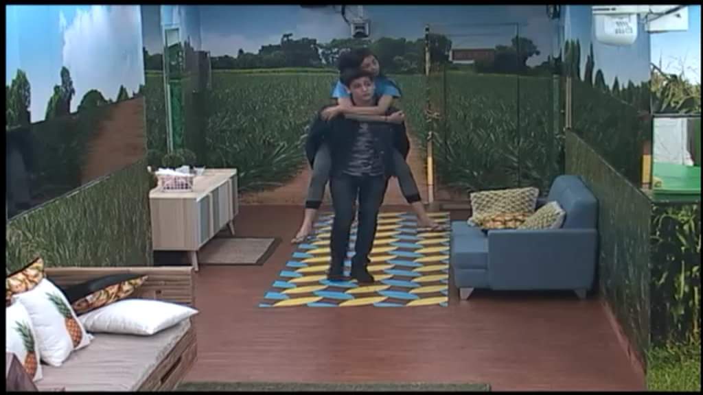MayWardOfficial's tweet photo. Edward, nasaan ka neto? Hahaha! Ang sweet ng mag ate. 

MAYWARD KiligPaMore https://t.co/8UeCmOm4HD