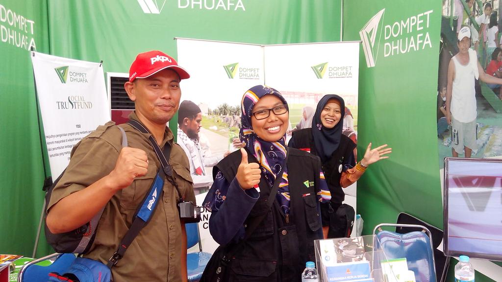 songsunis's tweet photo. Bareng mas Subur Rojinawi dari PKPU di booth @DMCDompetDhuafa https://t.co/UYNmPr5BXT