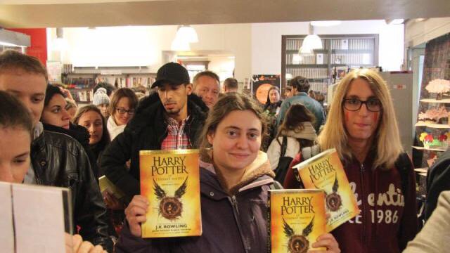 ouestfrance35's tweet photo. #Rennes À minuit, ils se sont rués sur le dernier #HarryPotter! | via @ouestfrance https://t.co/Uk3fpfC02Q https://t.co/Bda9nKnIge
