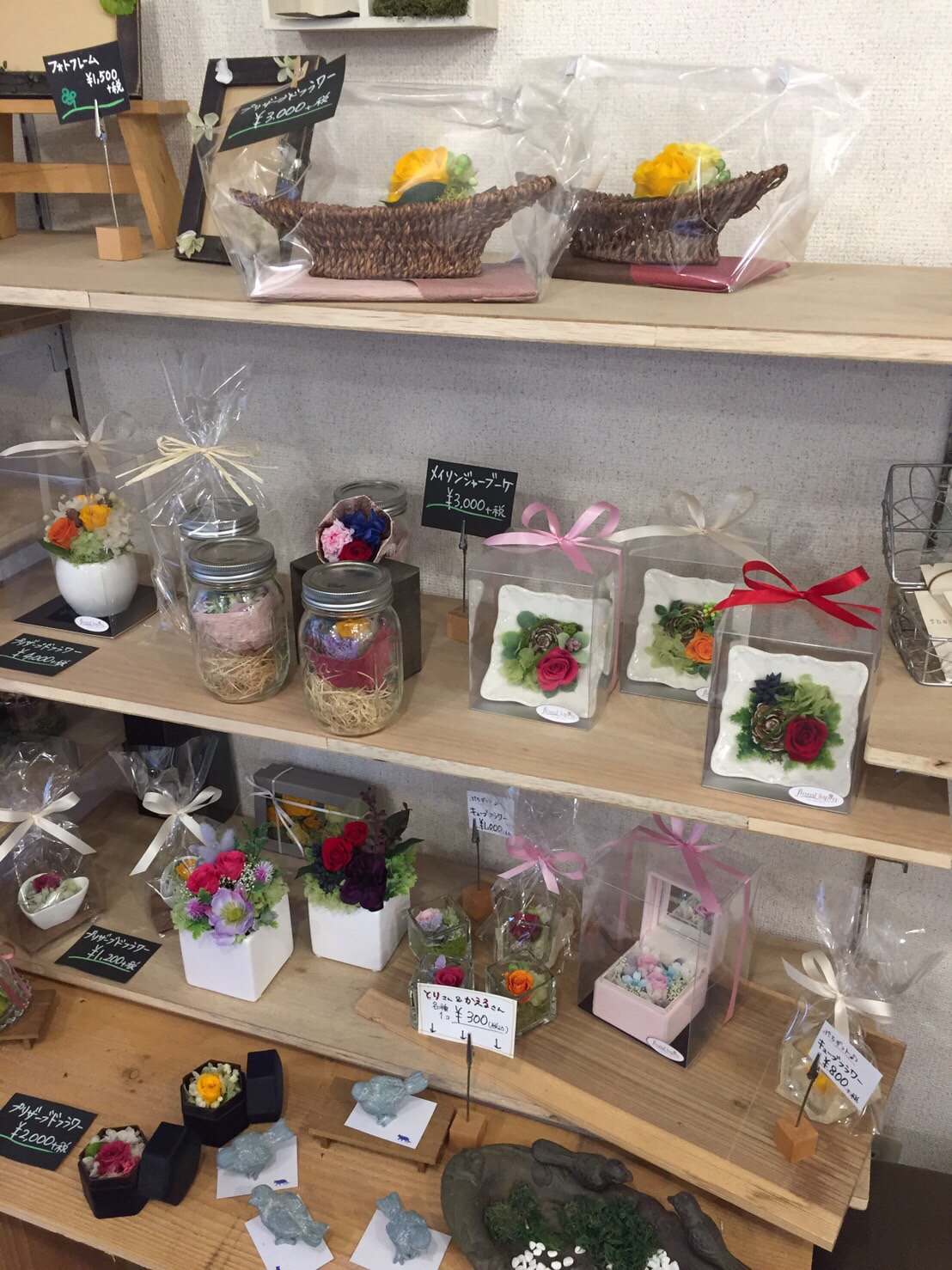 新潟の花屋 フローラル ラパン 人気のプリザーブドフラワーに少し新作の登場です 年単位でお花が保ちますのでお手入れいらずでオススメです こんな感じで作って欲しいなどの対応をできますのでお気軽にお問い合わせ下さい プリザーブドフラワー