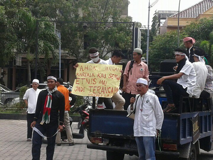 Aksi penolakan ahok juga bergulir di Medan #TolakAhok #HukumAhok <a href="/maspiyungan/">Link download video film dan aneka berita viral TT</a> <a href="/jonru/">Jonru Ginting</a>