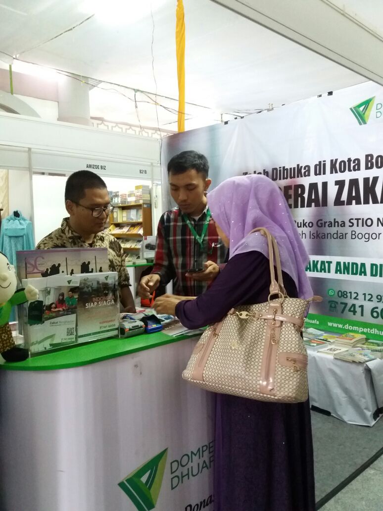 dompetdhuafaorg's tweet photo. Selain bisa tunaikan ZISWAF, Sahabat juga bisa membeli buku-buku yang diterbitkan oleh Dompet Dhuafa #IBF2016 https://t.co/0jBv88kjdH
