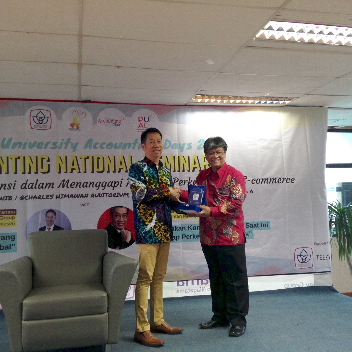 PresunivAD2016's tweet photo. With our vice rector I, Dr. Josep Ginting, CFA. https://t.co/ZhyQ7TyqoA