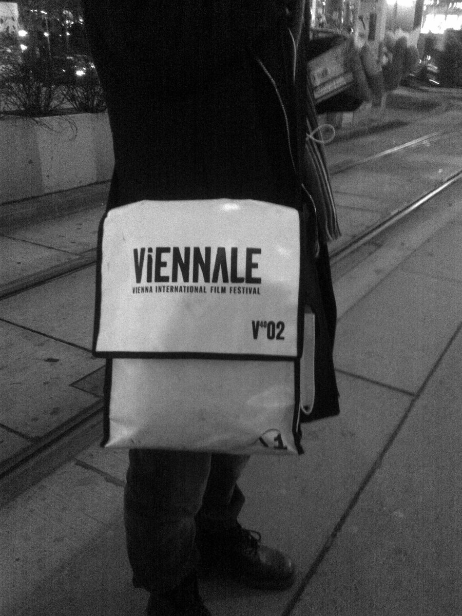 birgit_kra's tweet photo. Tasche von 2002. Seltener anblick #viennale #whiteandblack #streetsyle https://t.co/TQ615Q00lb