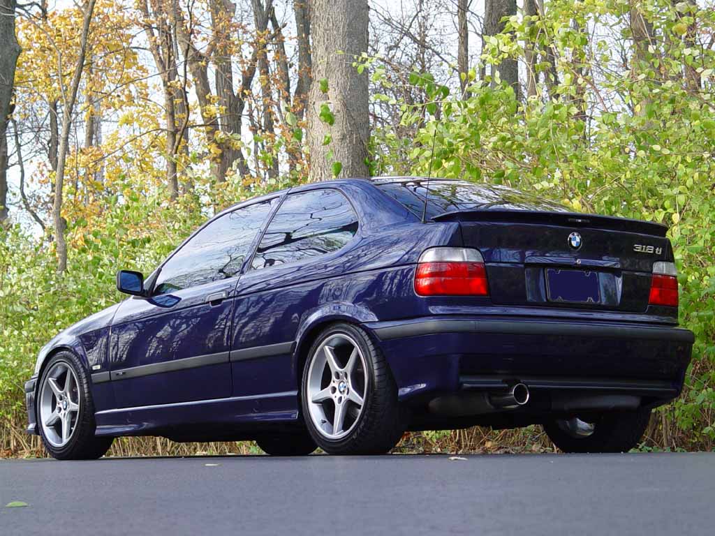 E36_3er's tweet photo. 3シリーズ初のコンパクトモデル、E36コンパクト(E36/5)は、3ドアハッチバックで、先代E30のシャシーにE36型と同じデザインの外装をかぶせ、リアサスペンションもE30に用いられたセミトレーリングアームを流用しています。 https://t.co/SbC14hh1Mm