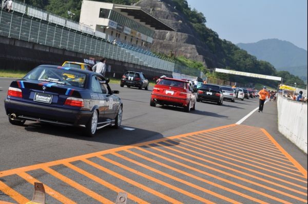 E36_3er's tweet photo. 持ち前のハンドリングを活かし、ギリギリの性能を使い切る。そんなことができる318isはBMWのハチロクとも言われ、兵庫県セントラルサーキットで行われる夏の9時間耐久祭りではエントリーの半分を318isが占めることもあります。 https://t.co/mXuNCYjgwr