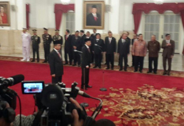 Metro_TV's tweet photo. Jonan Jadi Menteri ESDM, Arcandra Wakil https://t.co/MwEkjWvEu8 https://t.co/AMtmmQit7C