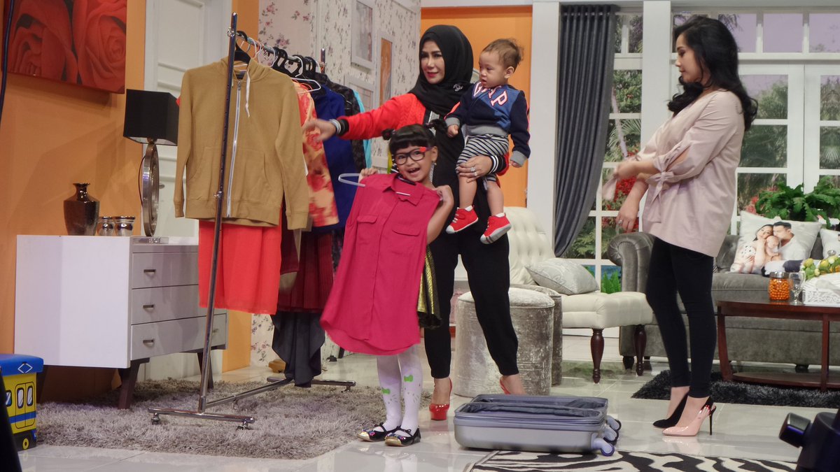 Wah!! #HalalDuluKaloDiRMA udah mulai nih. <a href="/AqilaHerby/">Aqila Herby</a> udah rempong pilih-pilih baju. Yuk ikutan mampir!!