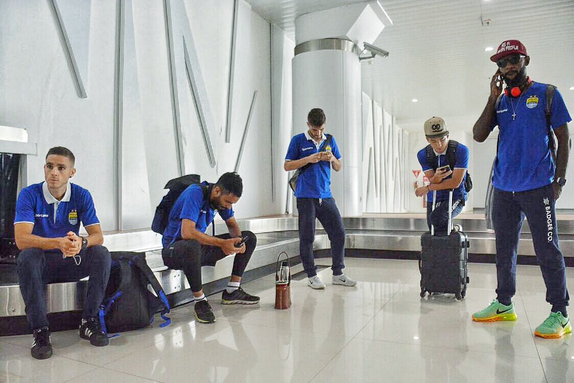 KimKurniawan's tweet photo. Balikpapan 🛬✅ 
Now  🚍 Tenggarong! 

#persib #awaygame #awaydays #oneteam 
.
📸: @persib https://t.co/IRMPGHcCoP