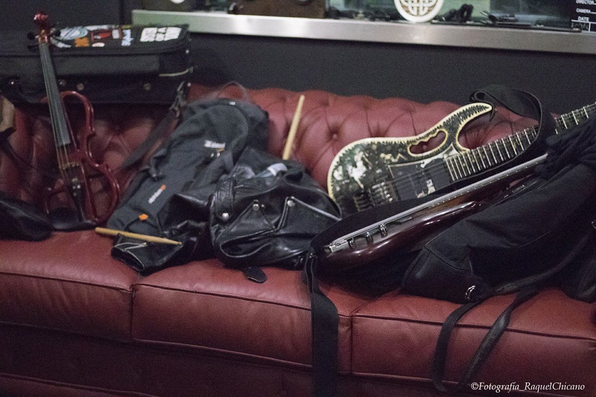 Quiénes estarán detrás de estos instrumentos? Esta tarde desvelamos la primera fotografía de la banda al completo #mitago #ultreya #hctsound