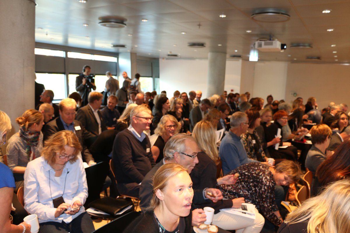laegeforeningen's tweet photo. #laegeforeningen og #plolaeger skyder nu konference om fremtidens nære sundhedsvæsen i gang. Der er fuldt hus #nærtsund #sundpol https://t.co/9ODF2Vt6lC