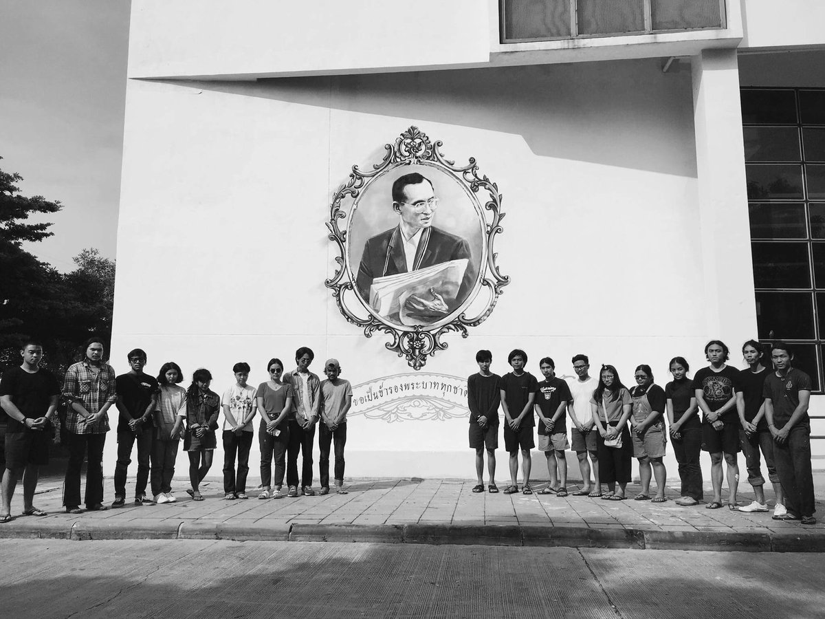 MTSmag's tweet photo. #KingBhumibol ใช้เวลาวาด 9 ชั่วโมง เสร็จ 9 โมงเช้า คนวาด 19 คน คณะจิตรกรรมประติมากรรมและภาพพิมพ์ มหาวิทยาลัยศิลปากร https://t.co/jTqru75e8M