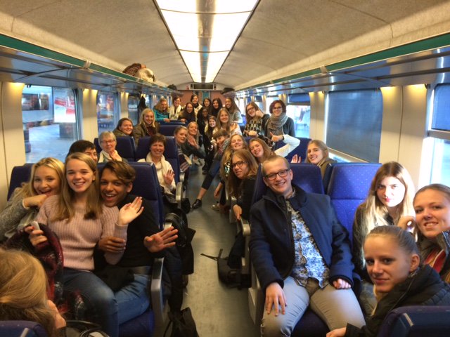 Huisvdstad's tweet photo. En ze zijn weg... Afdeling Mode van H. Familie Ieper naar UAntwerpen! Restauratieproject Merghelynckkledij. #huisvandestad #ieper https://t.co/6ZKYJS88Eh