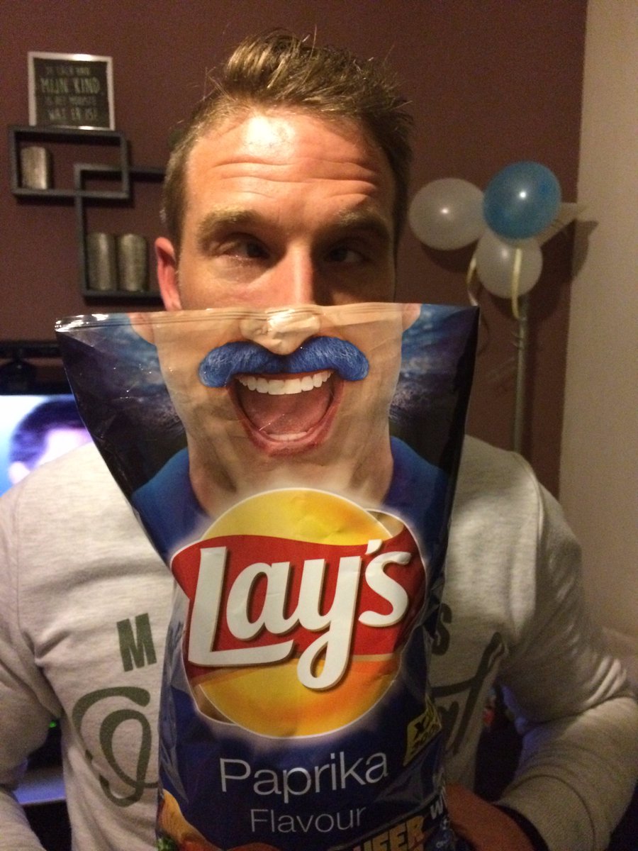 Deze man eet minimaal 7 zakken per week leeg ......en ik maar stofzuigen ;-) Cheer To Win #LaysNL