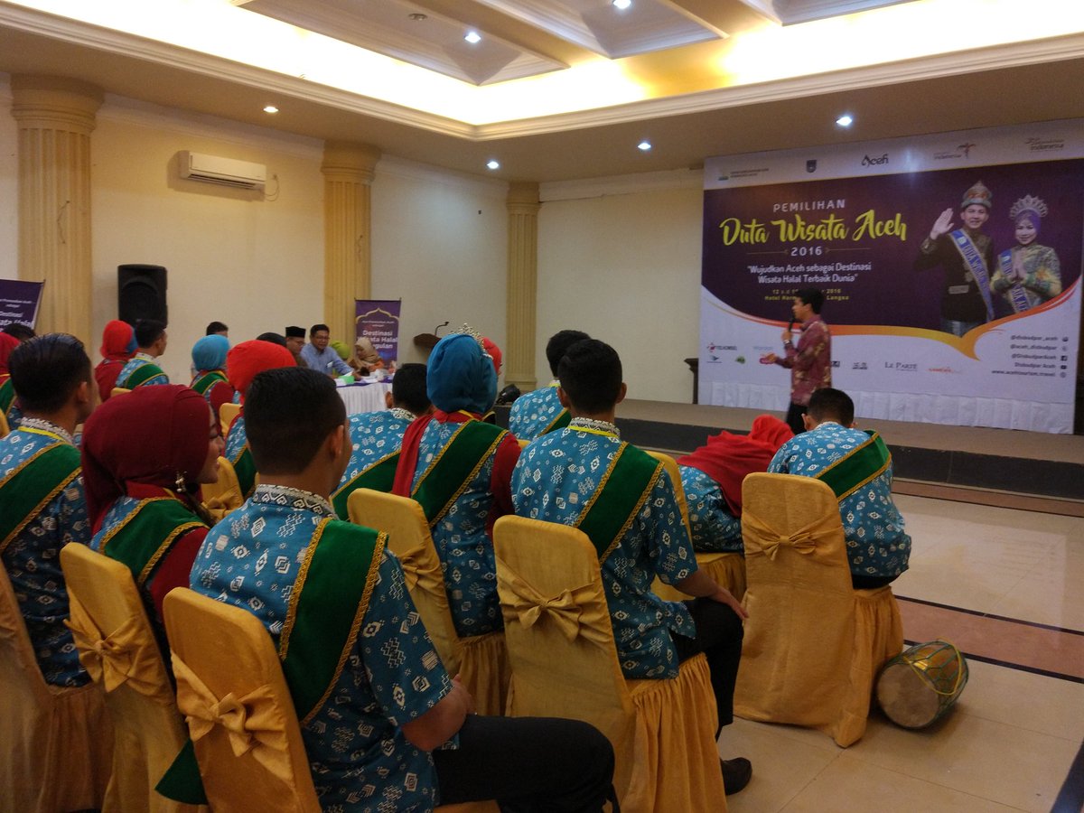 aceh_disbudpar's tweet photo. Agam Inong Duta Wisata perwakilan Kab/kota bersiap untuk menampilkan potensi wisata daerah di sesi presentasi #PDWA2016 #thelightofaceh https://t.co/6ABSTDUIXq