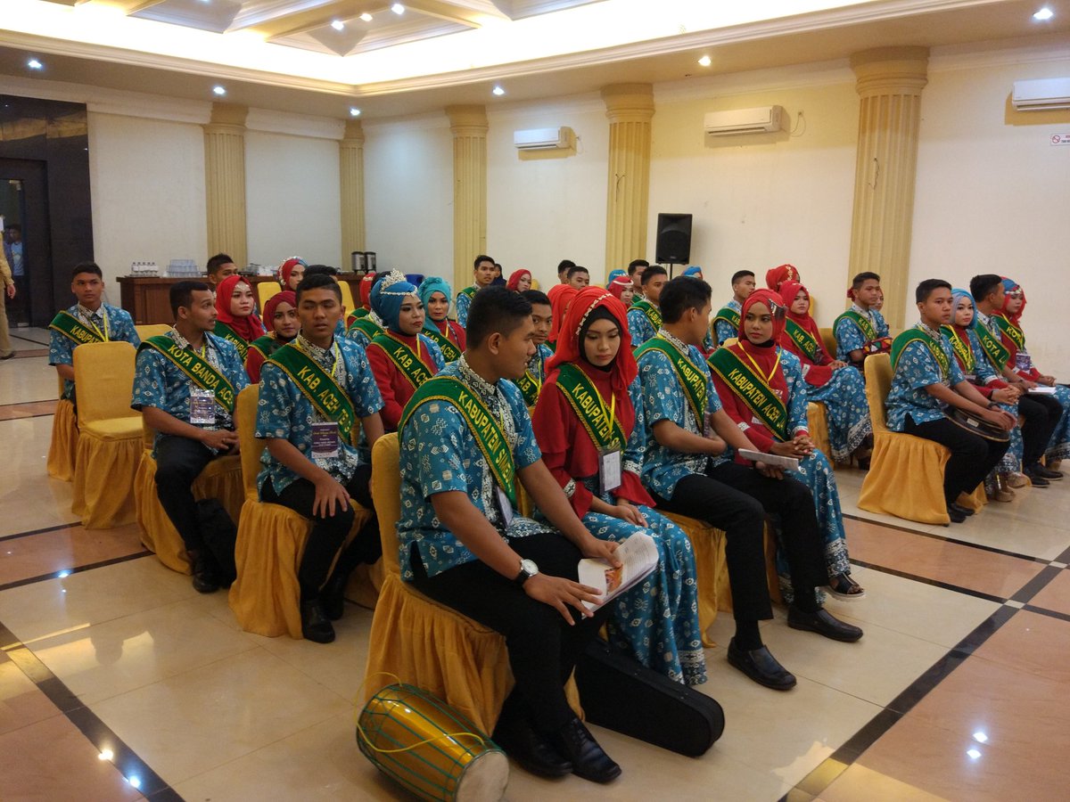 aceh_disbudpar's tweet photo. Agam Inong Duta Wisata perwakilan Kab/kota bersiap untuk menampilkan potensi wisata daerah di sesi presentasi #PDWA2016 #thelightofaceh https://t.co/6ABSTDUIXq