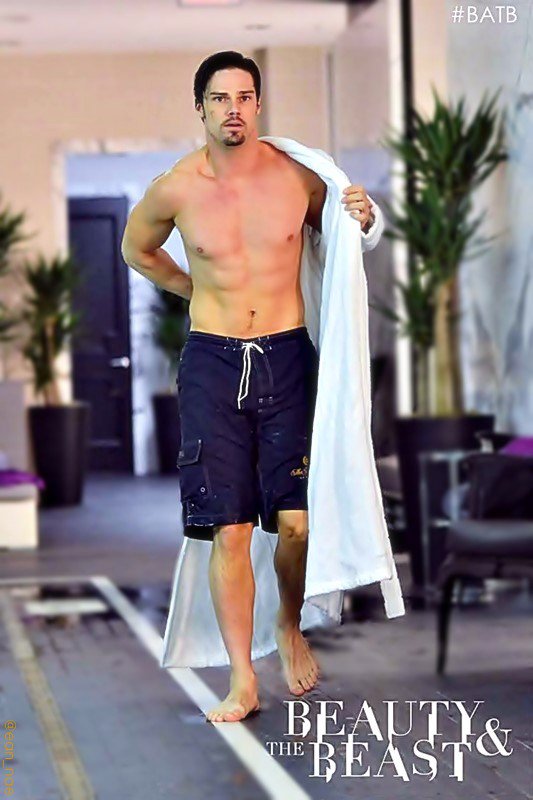 ean_nae's tweet photo. ELO my BEASTIES ~ want a #RobeCent gifspam? What this # means in fangirling lingo is that I ship V w/ his bathrobe too so there!π #BatB https://t.co/jubetb3q8o