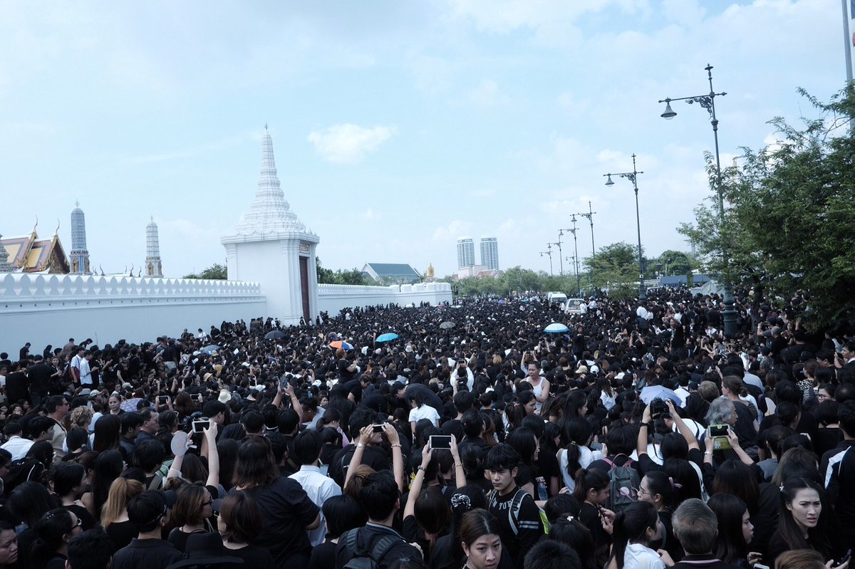 RichardBarrow's tweet photo. Massive amount of people now waiting in front of the Grand Palace for the arrival of the funeral procession (Pic @Review_Thailand) #Bangkok https://t.co/OMAAn16ofZ