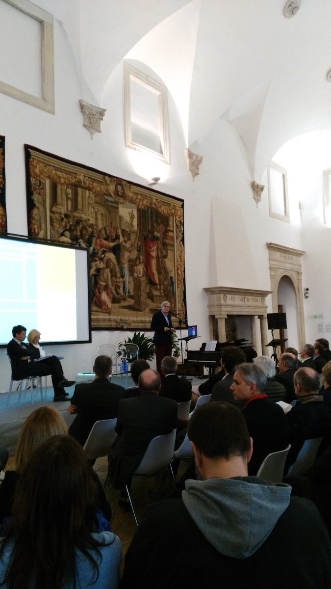 GNMarche's tweet photo. #fgc2016 Vittorio #Sgarbi interviene nel Salone del Trono di #PalazzoDucale #Urbino @uniurb https://t.co/M45uBIjhP6