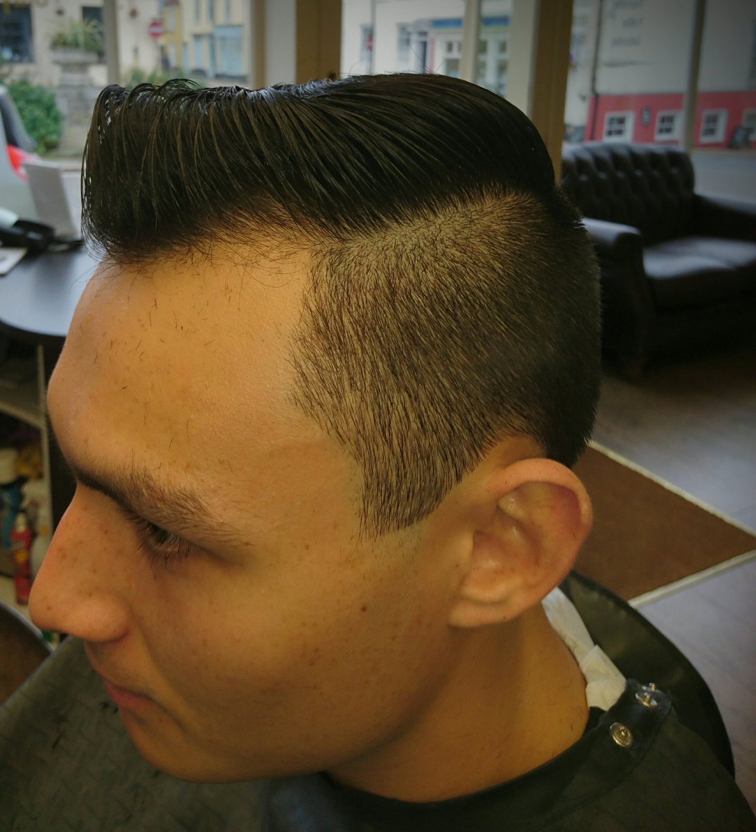 Sweeney7m's tweet photo. A Friday cut @Barbershopconne @WahlNationUK @UKMasterBarbers @wahlprof #wahlfibre https://t.co/VKpubspXri