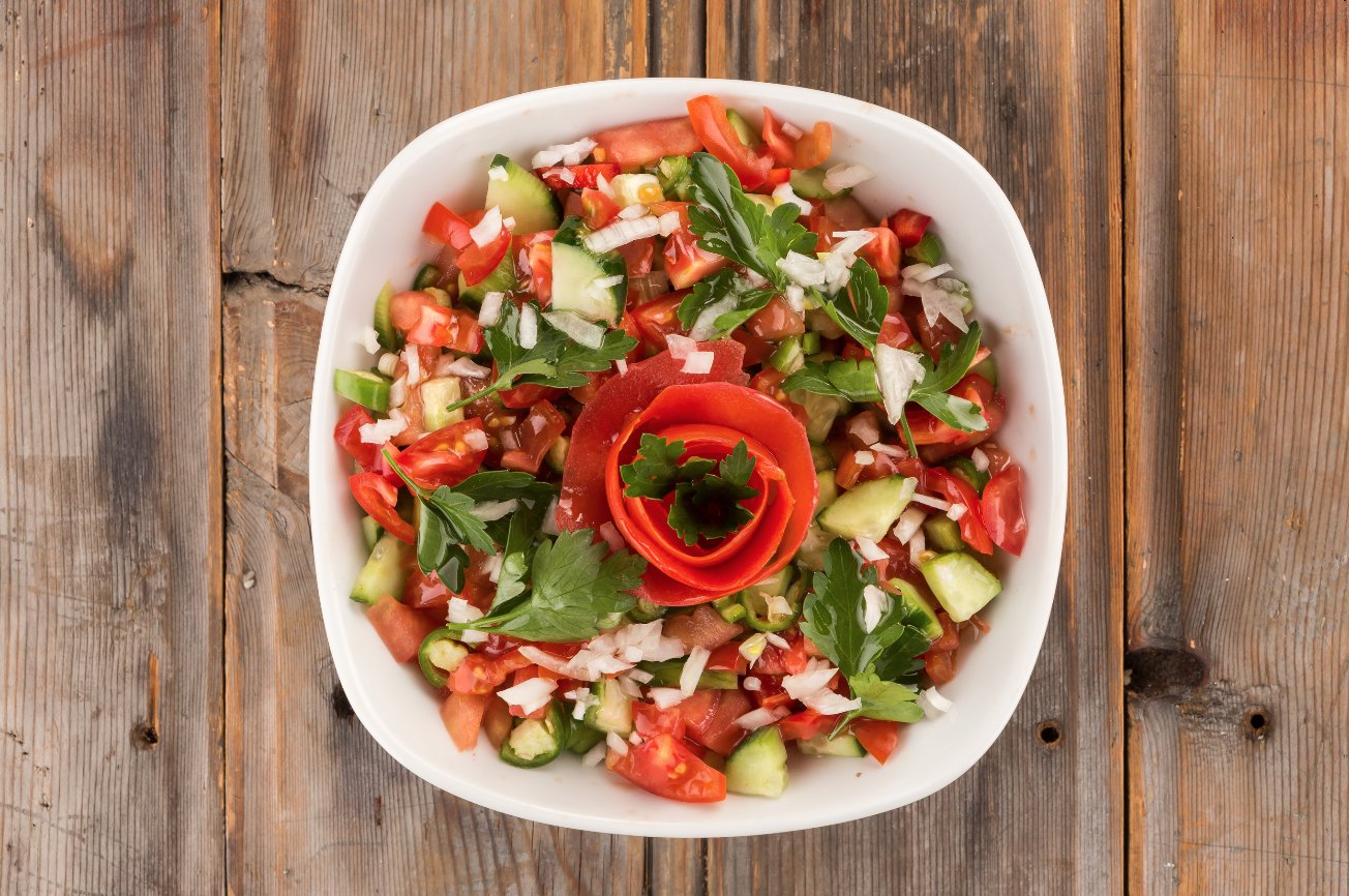 Çoban salatası. Турецкий салат из овощей. Чобан салат турецкий. Овощной салат по турецки. Shepherd salad.