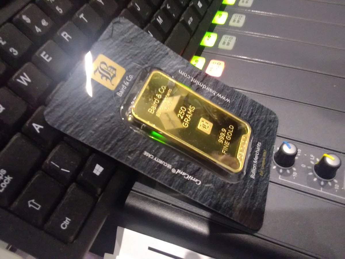 This afternoon on @LycaDilse <a href="/DeepRajah/">Deep Rajah</a> is talking about gold, and with <a href="/MinarJewellers/">Minar Jewellers</a> #LetsTalk and it's philosophy Friday...