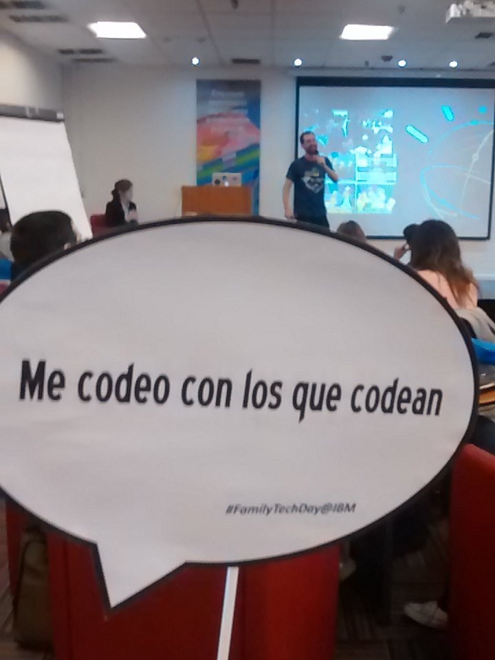 EvrythngBluemix's tweet photo. @acarolinarusso Ariel Barabas explicando #bluemix @IBMArgentina #FamilyTechDay https://t.co/jTAi58gd69