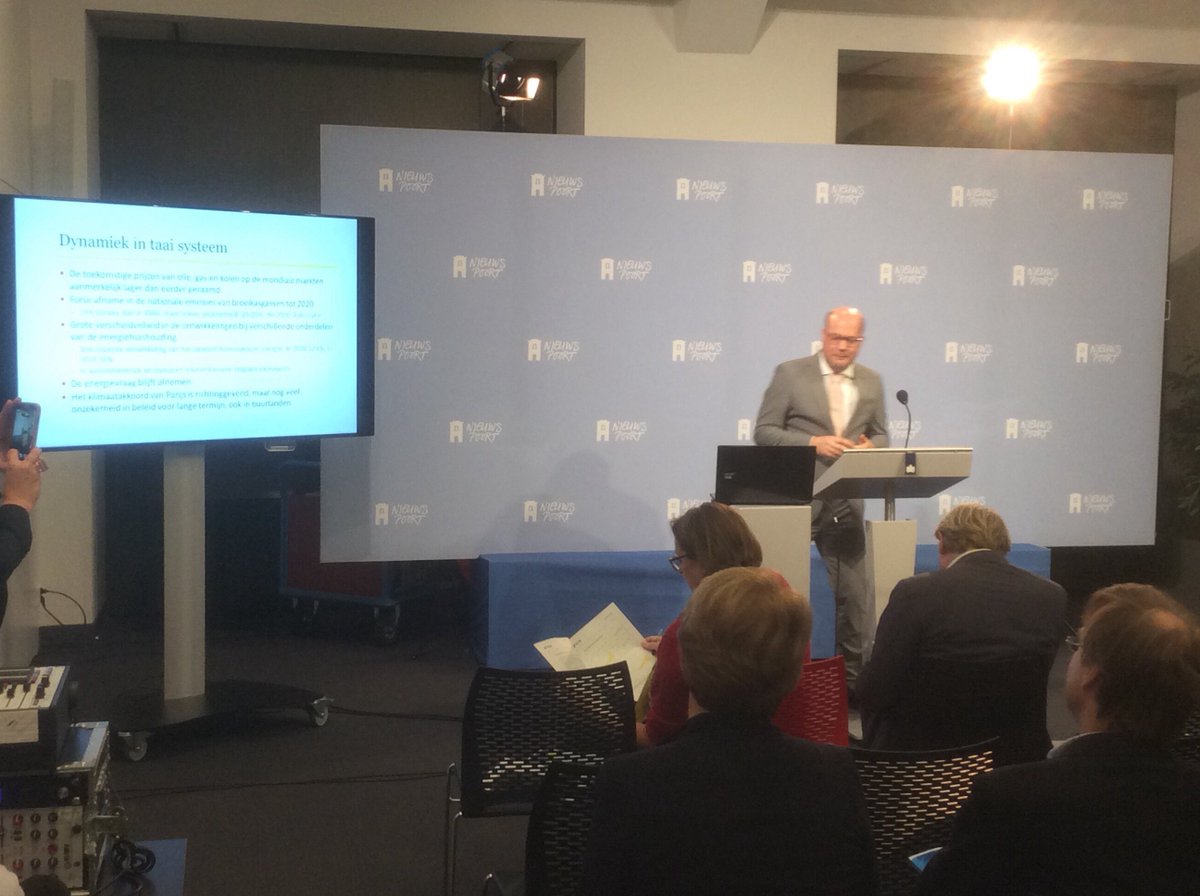 statistiekcbs's tweet photo. Presentatie #nev2016 in @nieuwspoort. Meer op: https://t.co/M8HZ8Arbuz https://t.co/C3z5EEtUAP