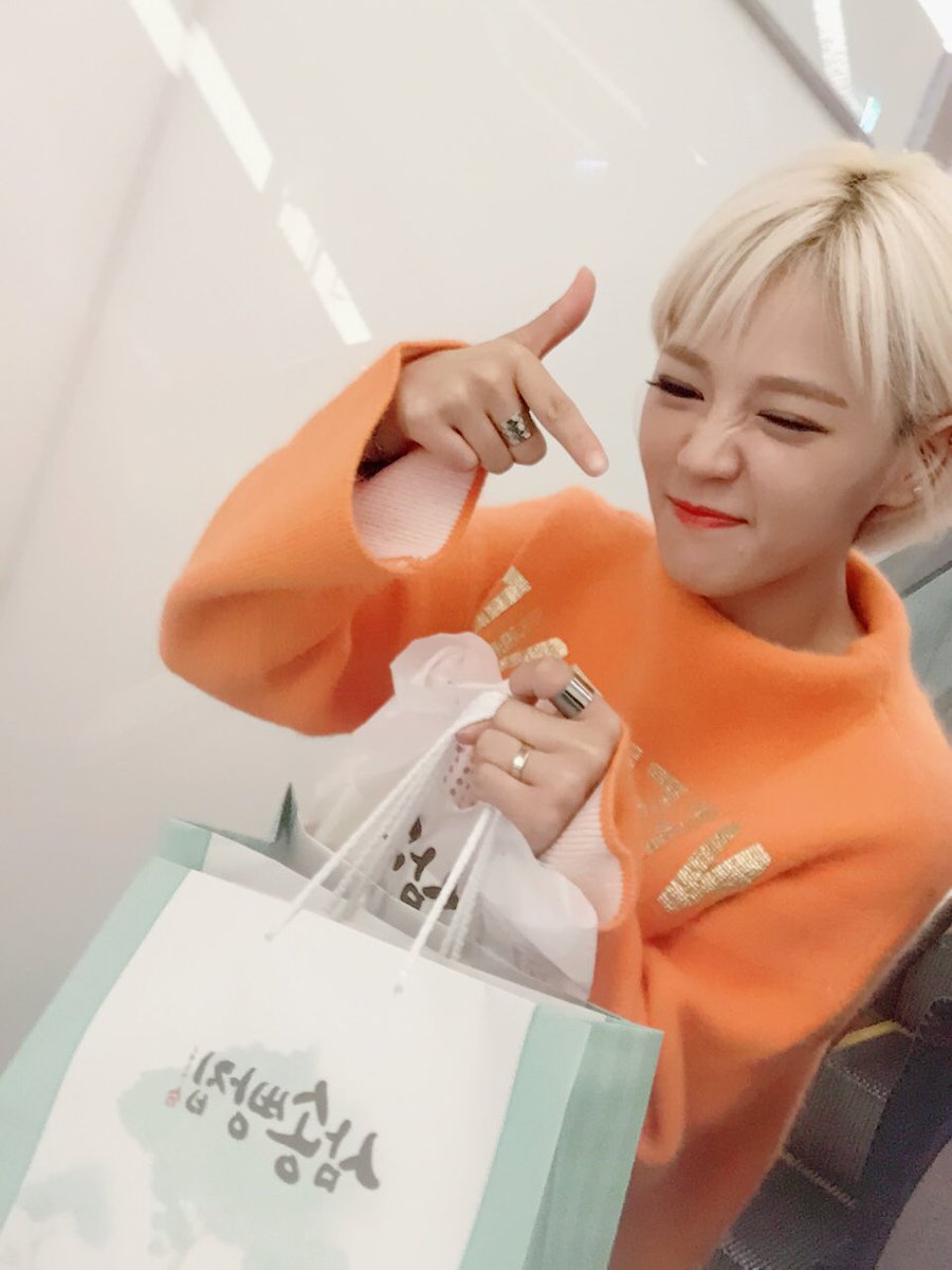 GirlsSol_T's tweet photo. #SOL-T #솔티 #한결 #hangyeoul #samsongbread #삼송빵집 #통옥수수빵 #hyundae #dayil #cuveball #나쁜X #fashion #협찬 #한겨울 https://t.co/Tk52El5OQl