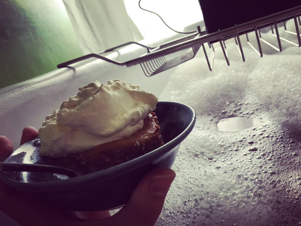 sebastiansbelle's tweet photo. #Bathsnacks, post-Thanksgiving edition.
Pumpkin pie for days. https://t.co/Kgn1SQense