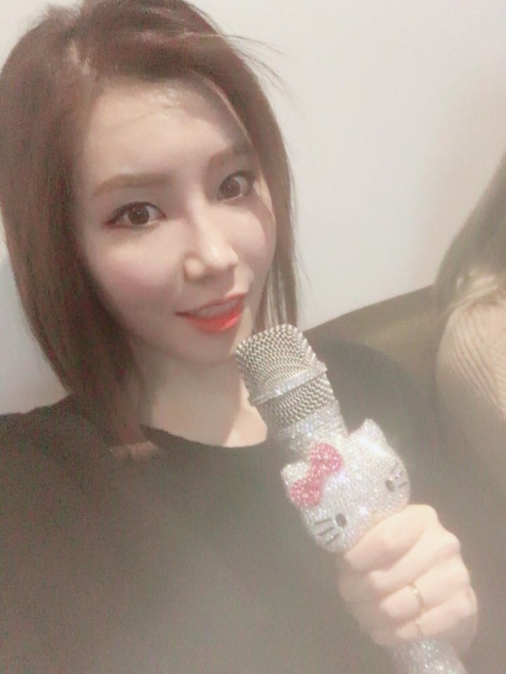 GirlsSol_T's tweet photo. #SOL-T #솔티 #edo #singer #이도 #mike #karaoke #singroom #samsongbread #삼송빵집 #통옥수수빵 #hyundae #dayil #cuveball #나쁜X #fashion #협찬 #poko #cat #포코 https://t.co/hfqXvvAarv