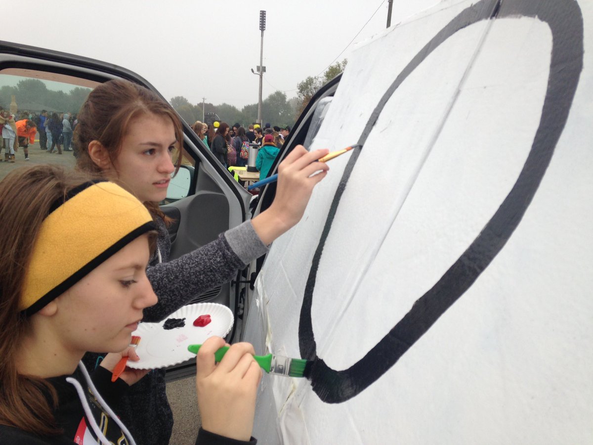 SavHighSchool's tweet photo. Speech and Debate and Drama students working on their S.S. Disney float👏🏼 #SHSProud https://t.co/PsQOak2TQh