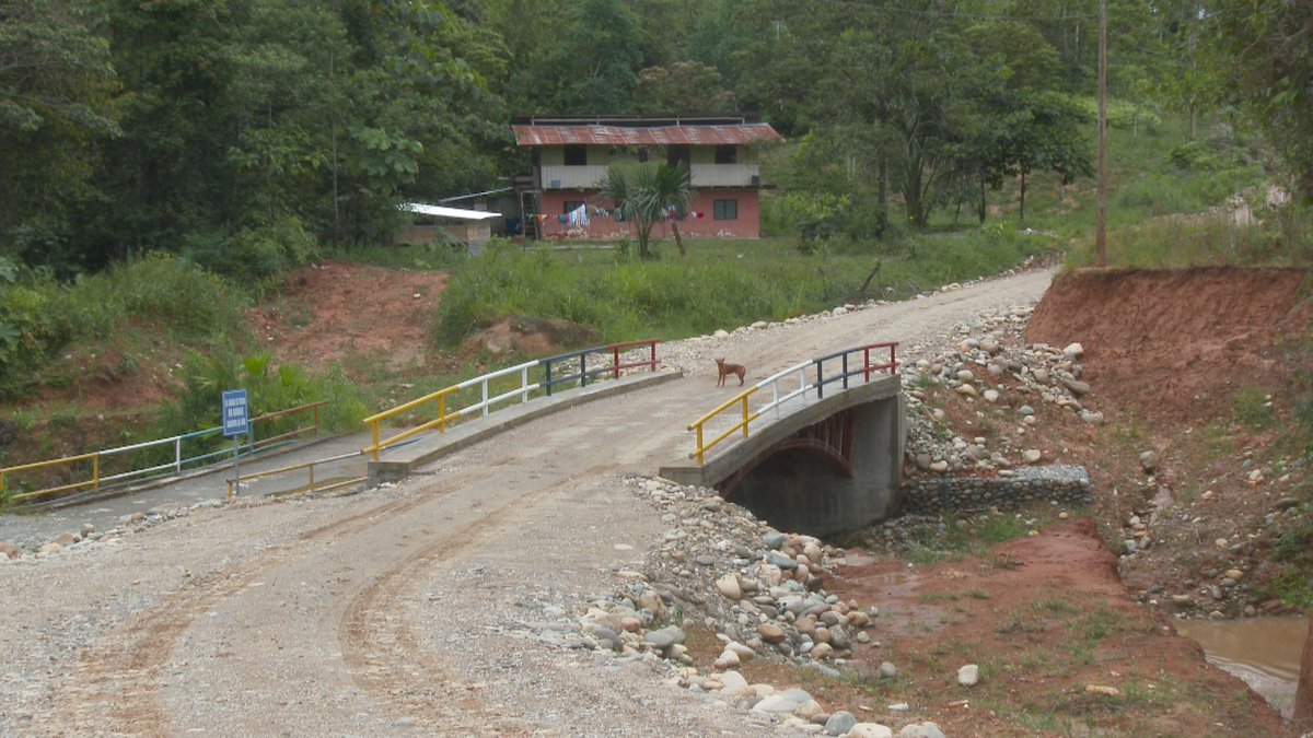 Prefecturanapo's tweet photo. Relastramos 8 km de carretera y lastramos 500 metros más en Apuya de Pto. Napo, además construimos un puente carrozable en el sector https://t.co/o4RcTQuh22