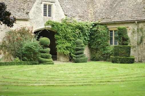 ArneMaynard's tweet photo. In this week’s #gardendiary, @stevelannin visits Westwell Manor in #Oxfordshire Photos by @KristyRamage https://t.co/jBpzIQAdT9 https://t.co/kHoDoqzLZb