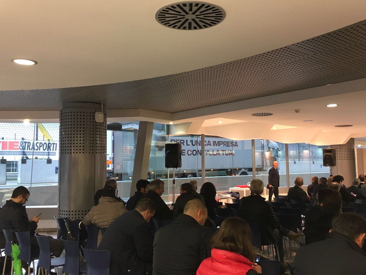 truckEmotion's tweet photo. Suggestioni in diretta da @Autodromo_Monza... Sullo sfondo dei convegni, le prove dei truck! Succede questo al #truckemotion #vanemotion https://t.co/JK2fjpL74c