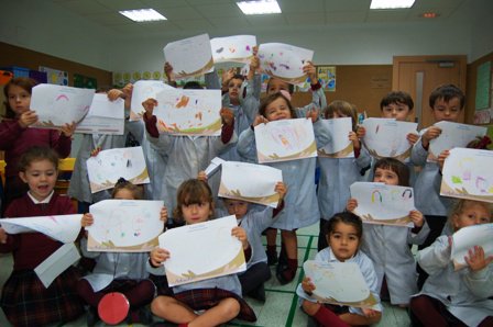 ce_fuenllana's tweet photo. Niños  1º Infantil hacen dibujos para niños del Hospital Niño Jesús y también colaboran los padres en proyecto Achuchón @FundAladina #diasol https://t.co/JuuCyXXSsK